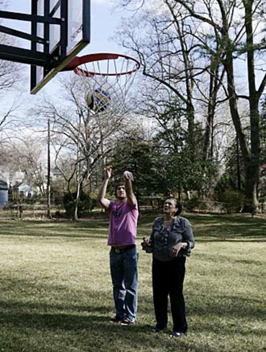 ovechkin-mom-hoops-bruty.jpg